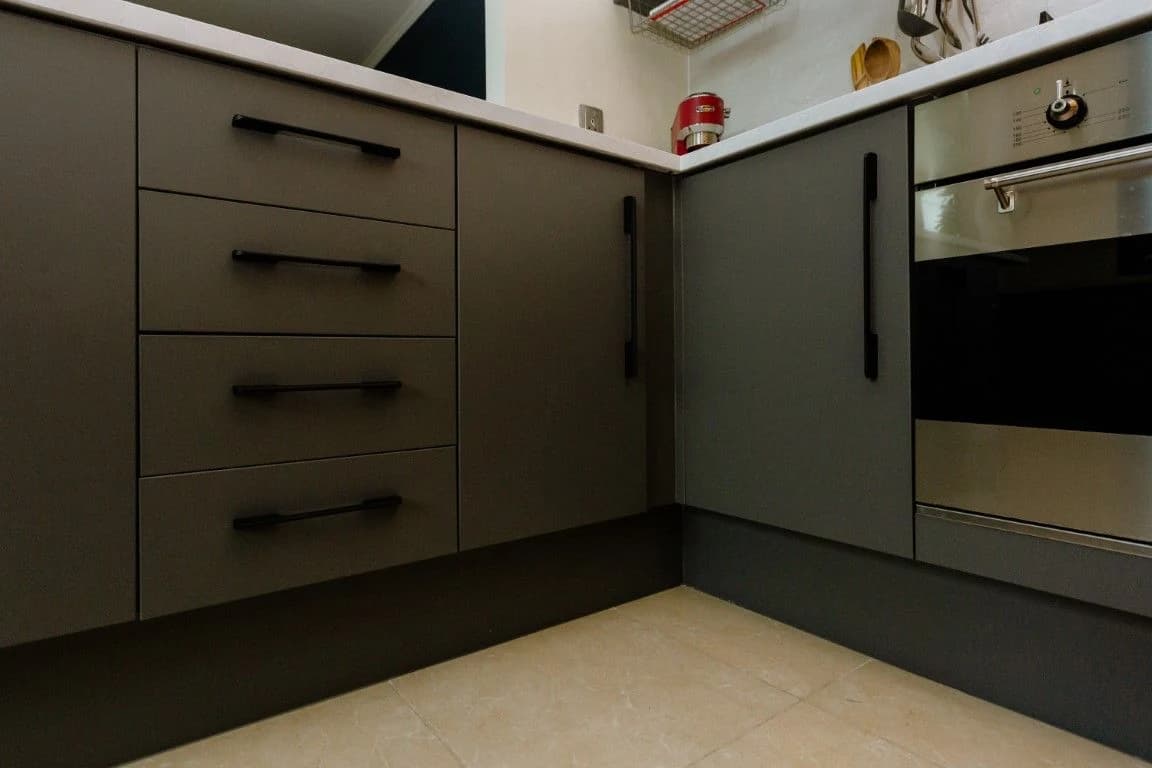 Cuisine aux façades gris taupe, après la transformation