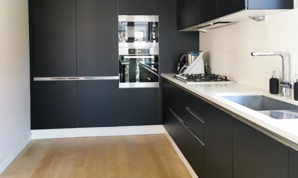 Cuisine aux façades noires, après la transformation